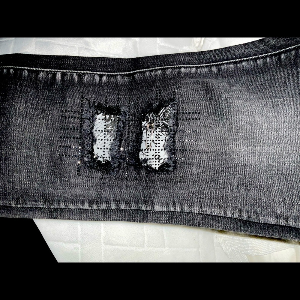 Joseph Ribkoff black distressed jean NWT  SIZE 8 slim